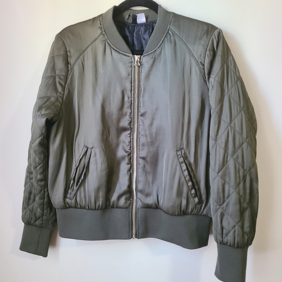 🦊 (L) Satin Bomber Jacket with Quilted Sleeves - Picture 2 of 9